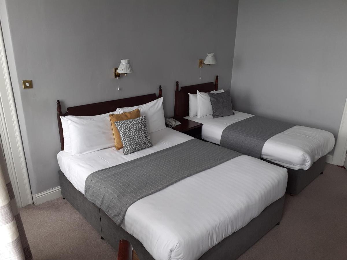 Commodore Hotel Cobh Extérieur photo