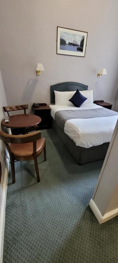 Commodore Hotel Cobh Extérieur photo