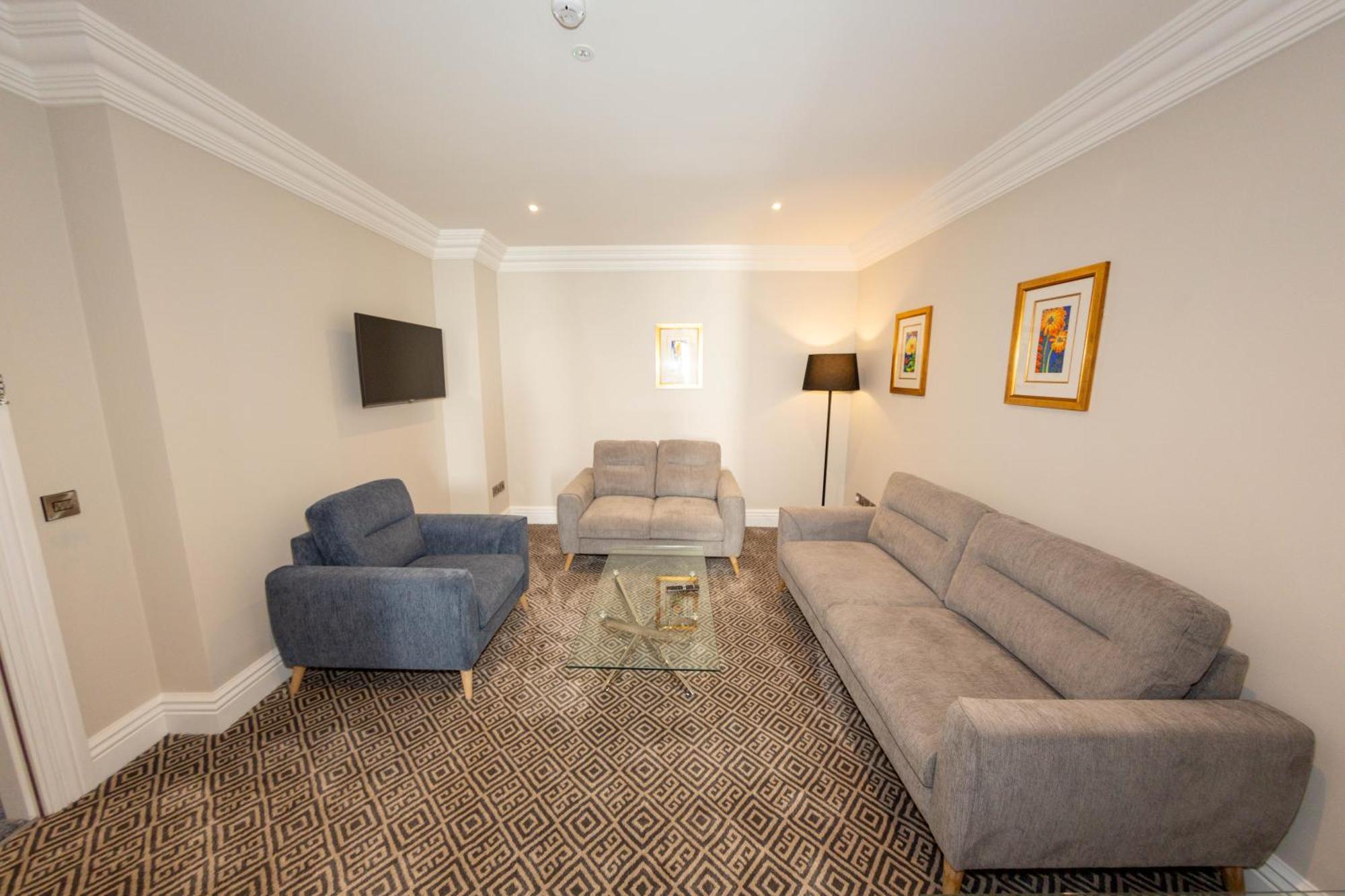 Commodore Hotel Cobh Extérieur photo