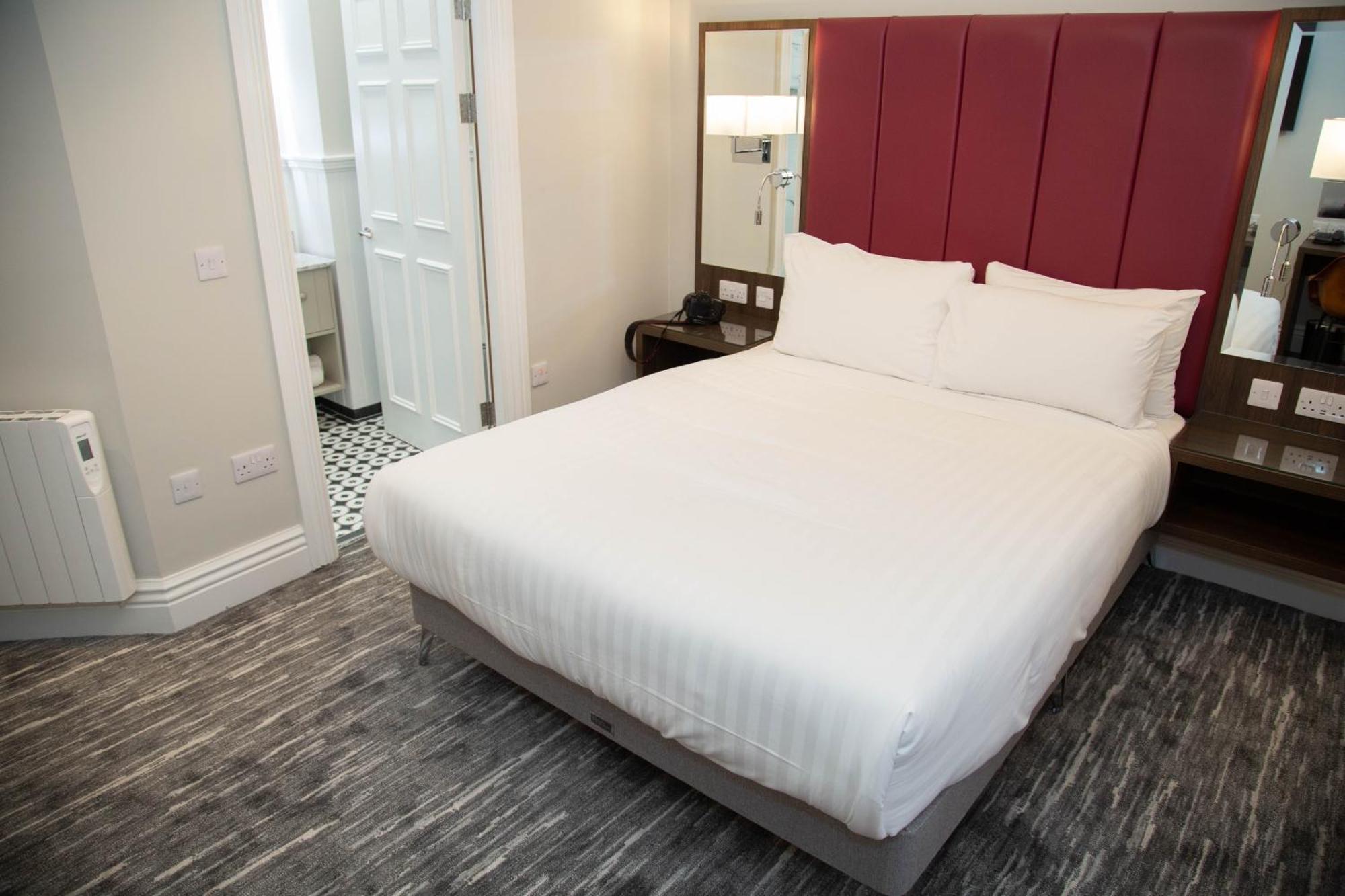 Commodore Hotel Cobh Extérieur photo