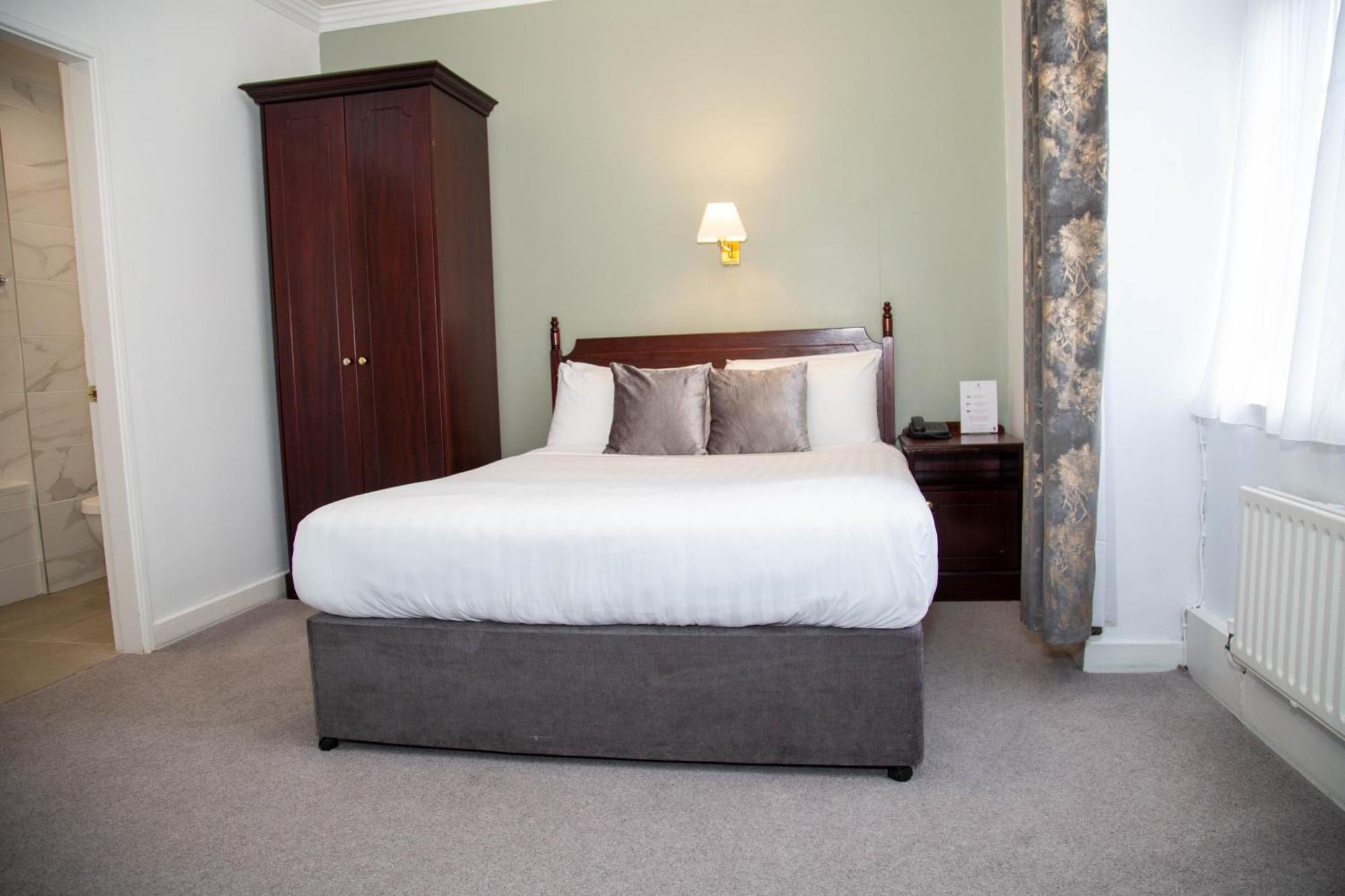 Commodore Hotel Cobh Extérieur photo