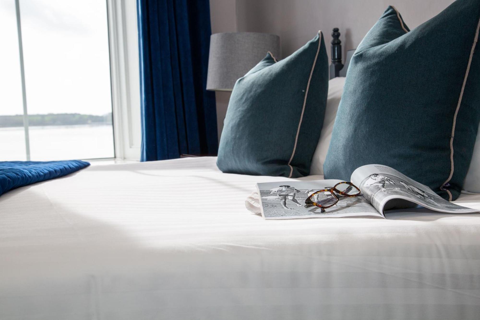 Commodore Hotel Cobh Extérieur photo