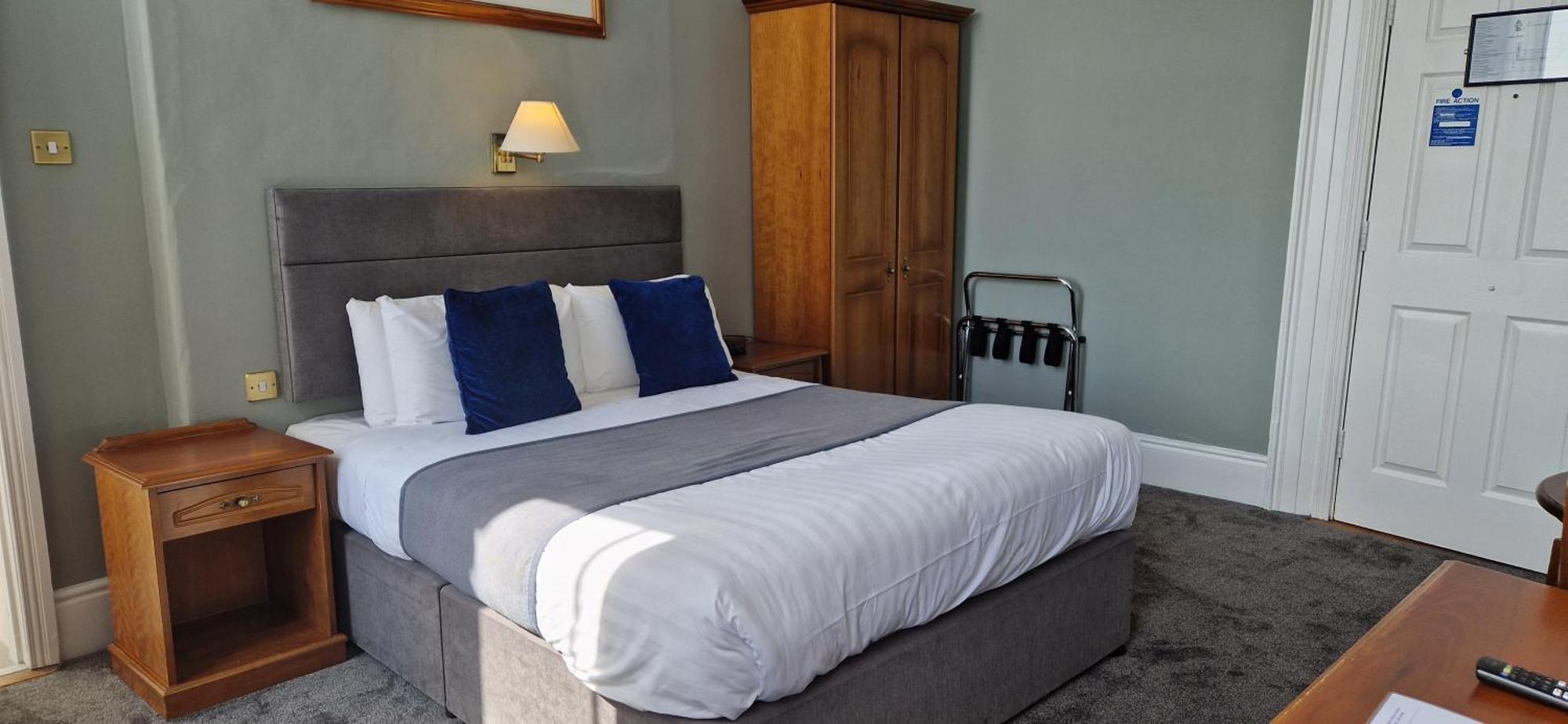 Commodore Hotel Cobh Extérieur photo
