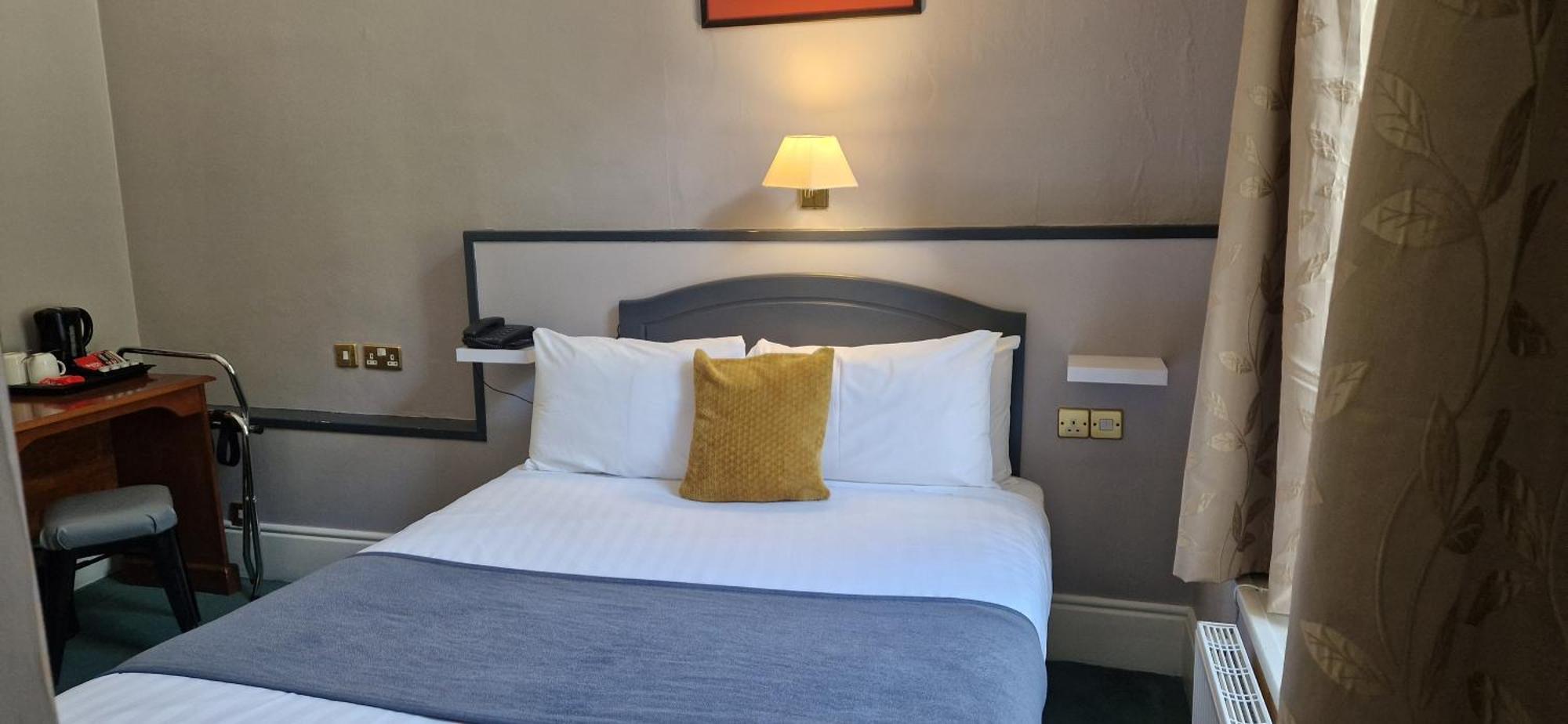 Commodore Hotel Cobh Extérieur photo