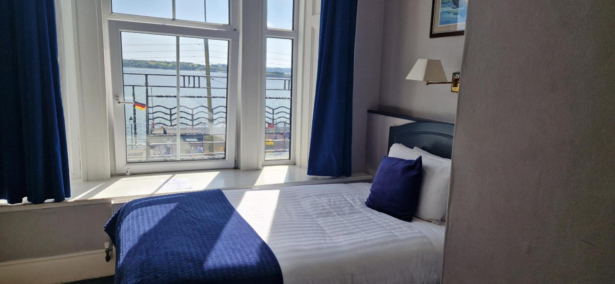 Commodore Hotel Cobh Extérieur photo