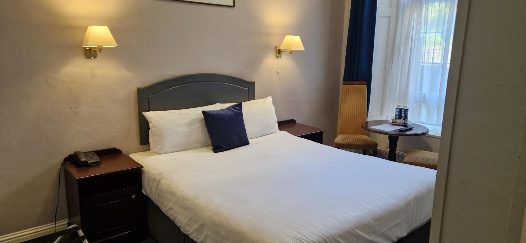 Commodore Hotel Cobh Extérieur photo