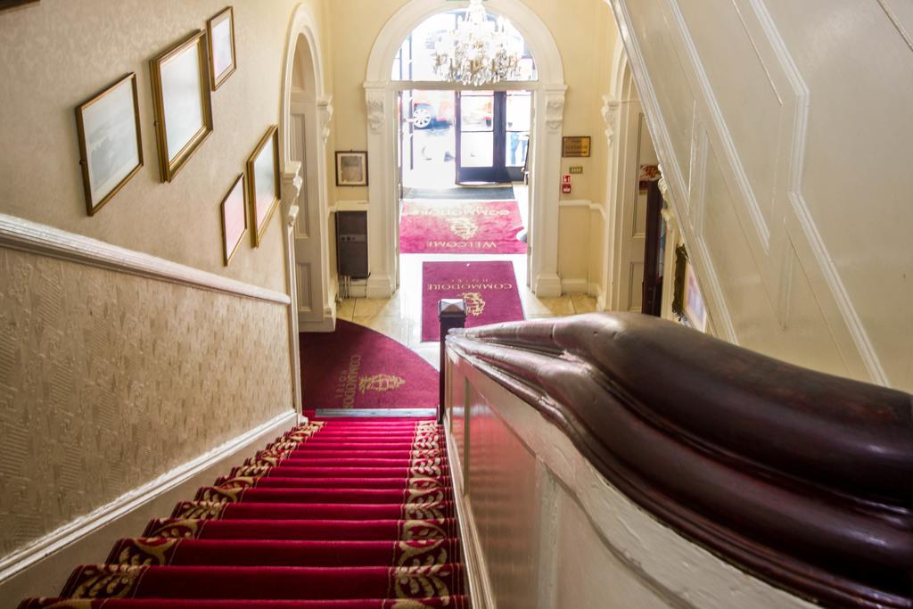 Commodore Hotel Cobh Extérieur photo